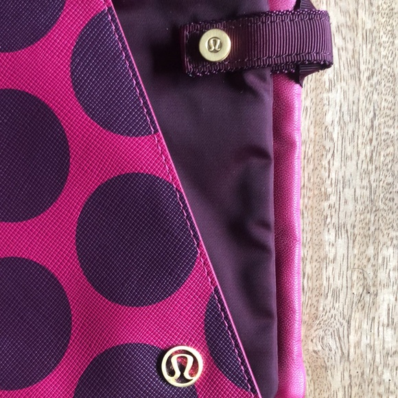 Rare Lululemon double wristlet/makeup bag - Picture 6 of 6